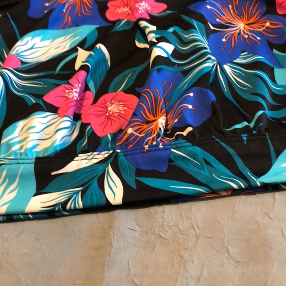 Women Swimsuit Top. - Picture 4 of 4